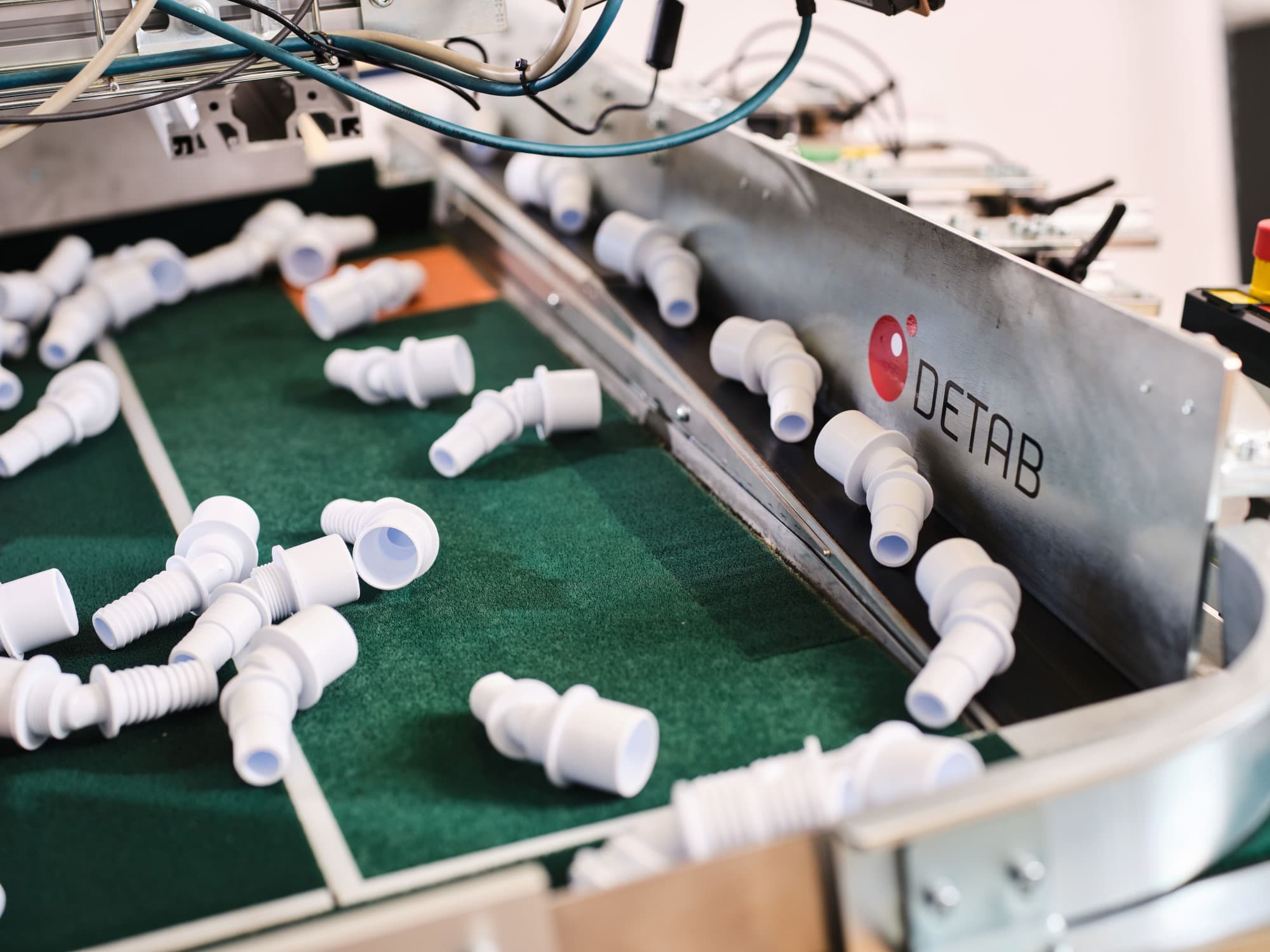 En DG Flexfeeder som matar plastkomponenter